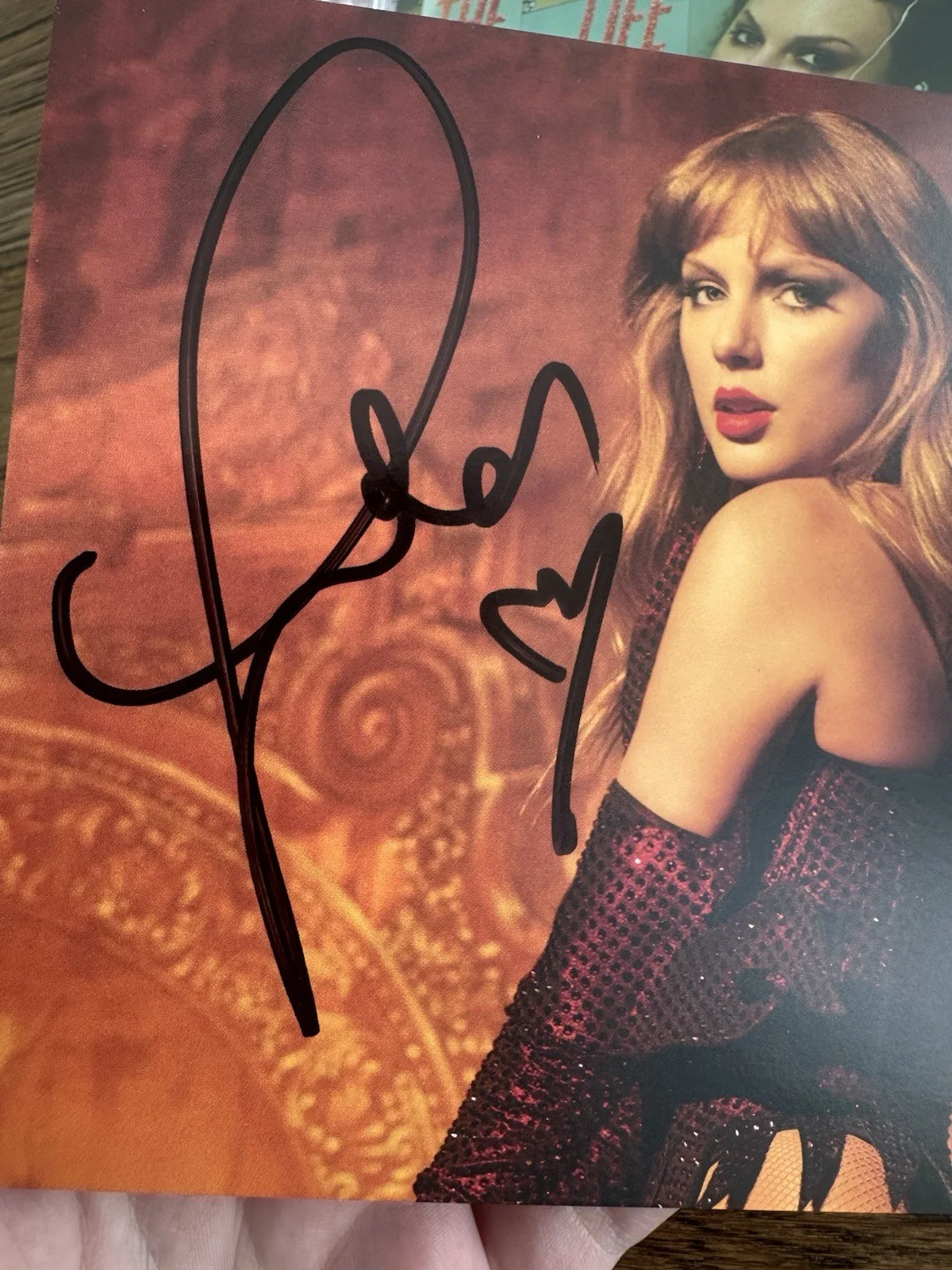 Rare MEDIUM LONG Taylor Swift Signed The Life Of A Showgirl CD Photo 3, изображение 3