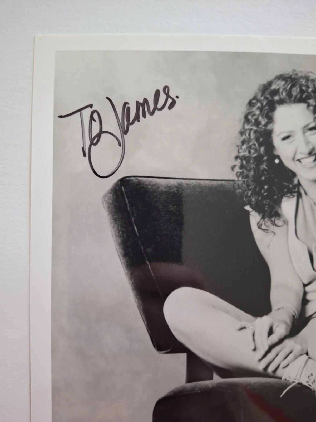 Joely Fisher — JOELY FISHER - " PAIGE CLARK " ELLEN - T.V. SHOW SIGNED 8x10 B&W Photo W/PROOF, изображение 2