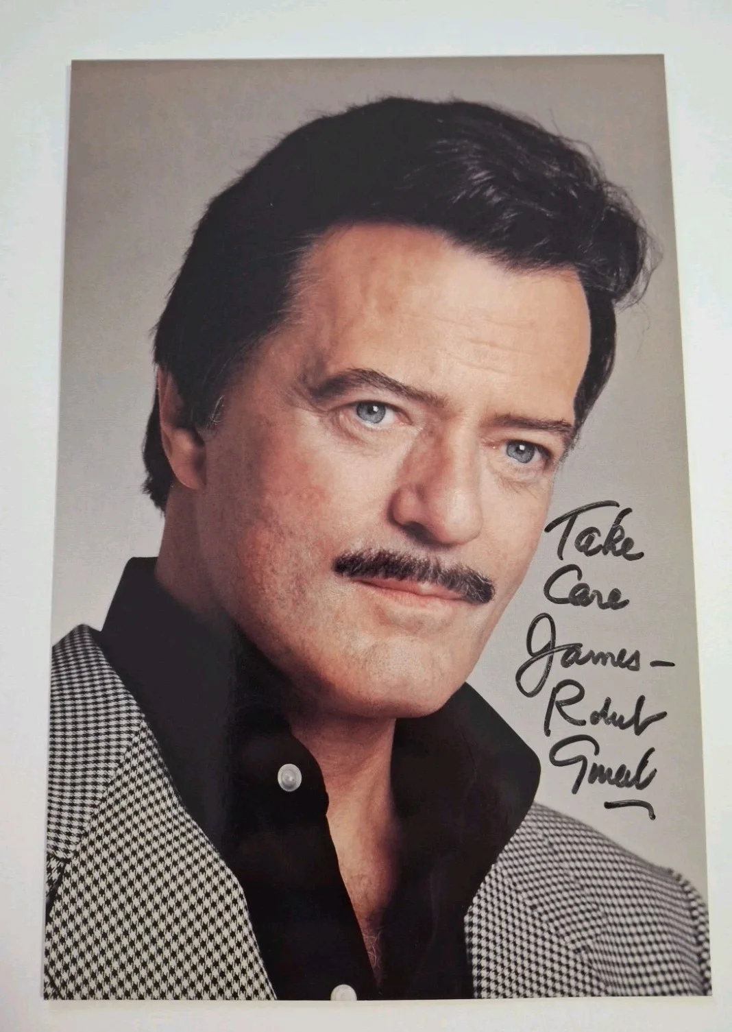 Robert Goulet — ROBERT GOULET " CAMELOT " LATE ACTOR SIGNED 6x9 Color Glossy Card Stock Photo