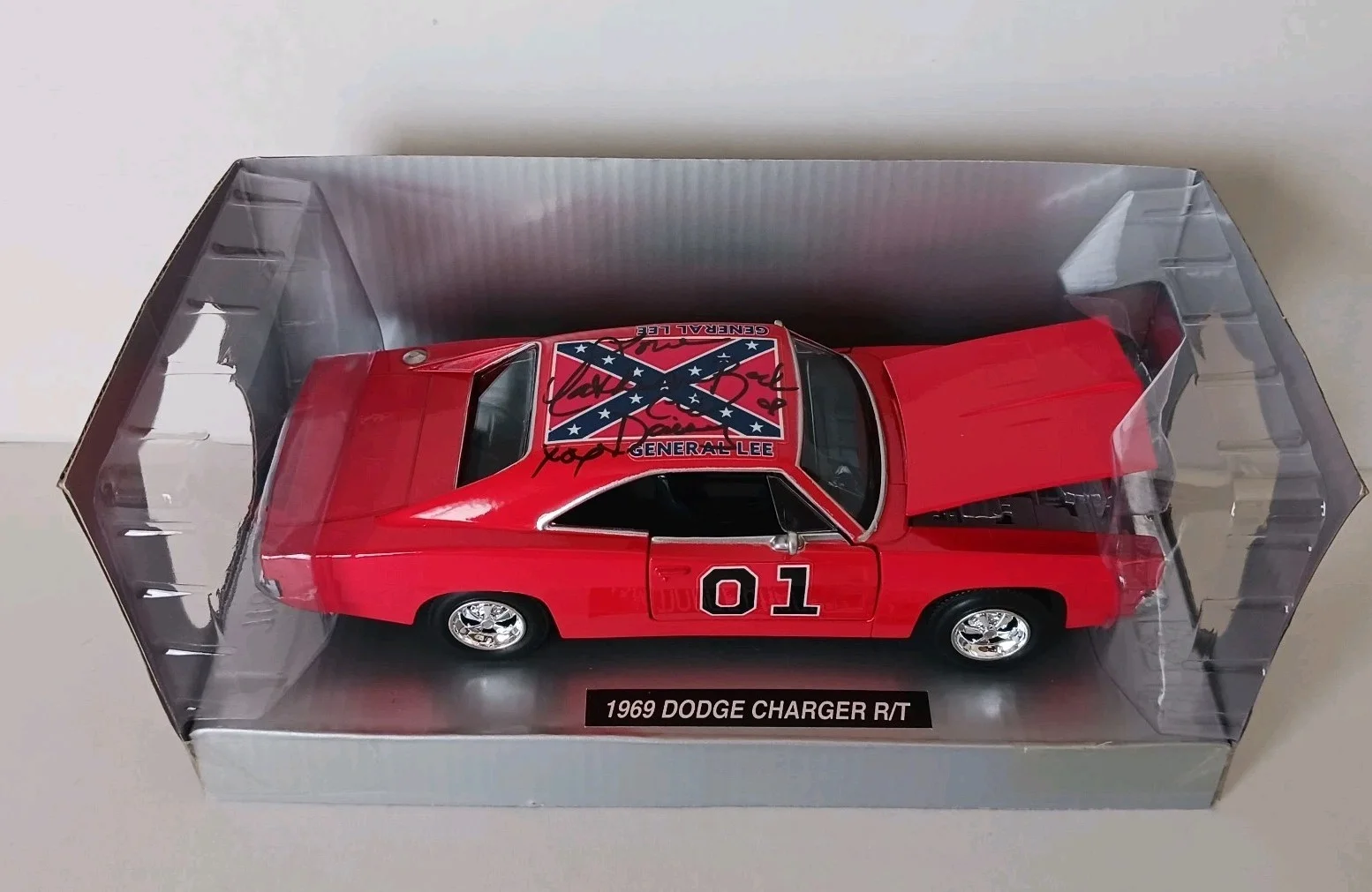 catherine bach — Catherine Bach signed Autograph Dukes of Hazzard Cooters Garage Diecast Car, изображение 2