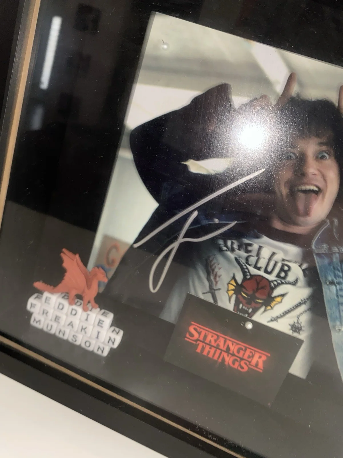 Joseph Quinn Eddie Munson Autograph Framed Print Action Figure Stranger Things, изображение 4