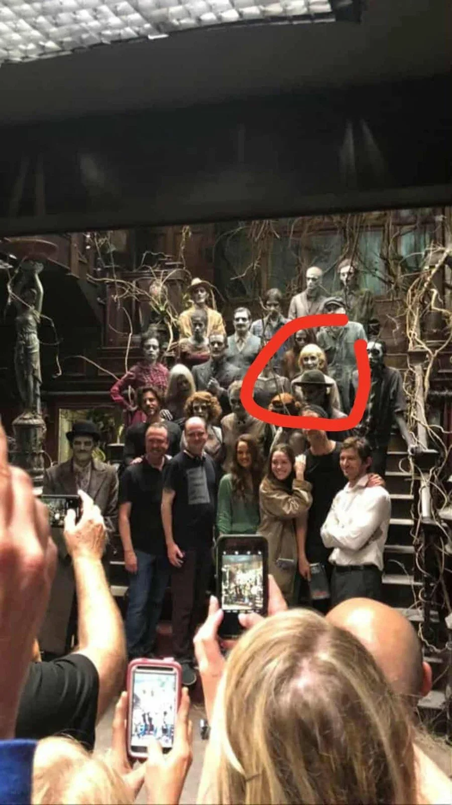 The Haunting Of Hill House Ghost Costume Film Used Prop Mike Flanagan Horror Coa, изображение 3