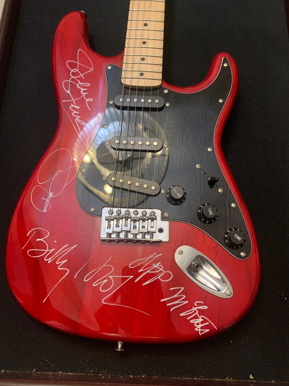 Billy Idol Washburn Red Electric Guitar 4 signatures signed by him and his band., image 2