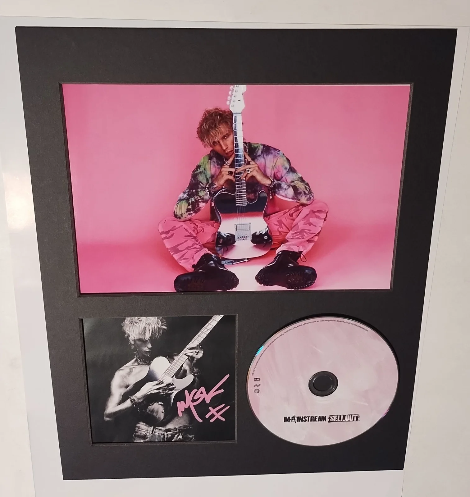 MACHINE GUN KELLY SIGNED MAINSTREAM SELLOUT CD GUITAR PHOTO LOST AMERICANA MGK, изображение 2