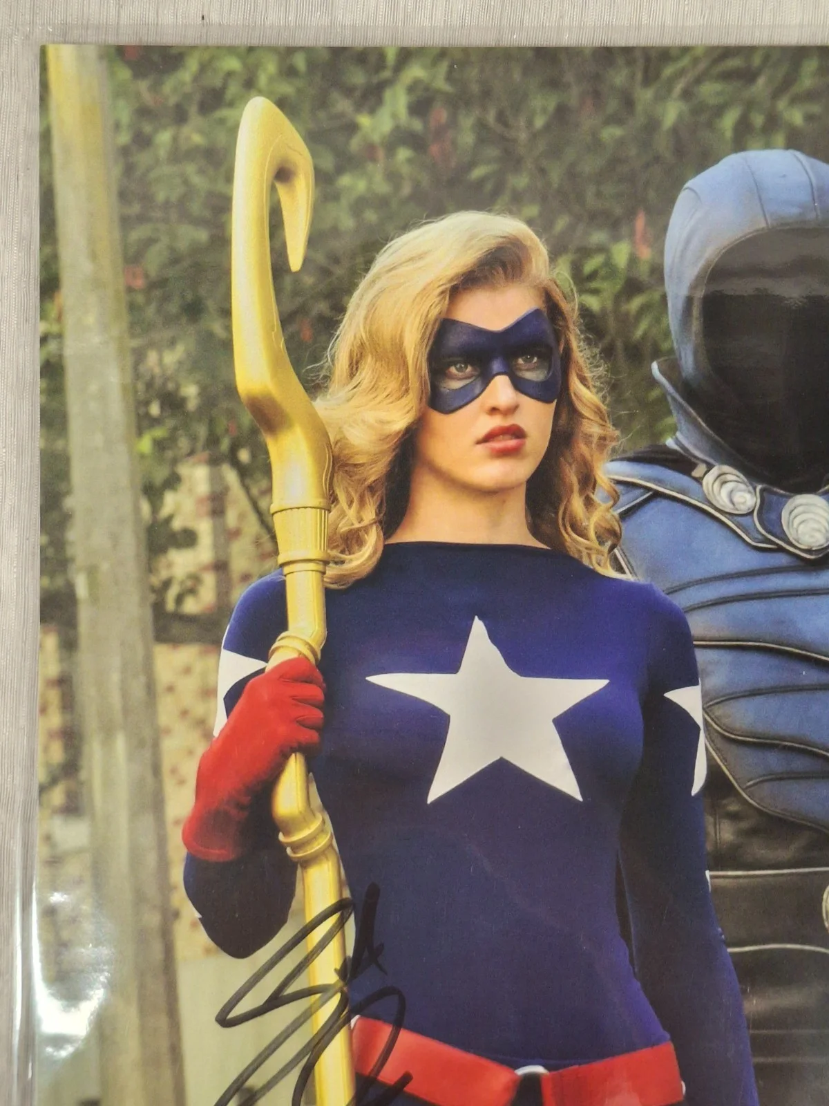 SARAH GREY — Sarah Grey Signed 8x10 Photo Bam Box COA Stargirl DC Legends Of Tomorrow, image 2