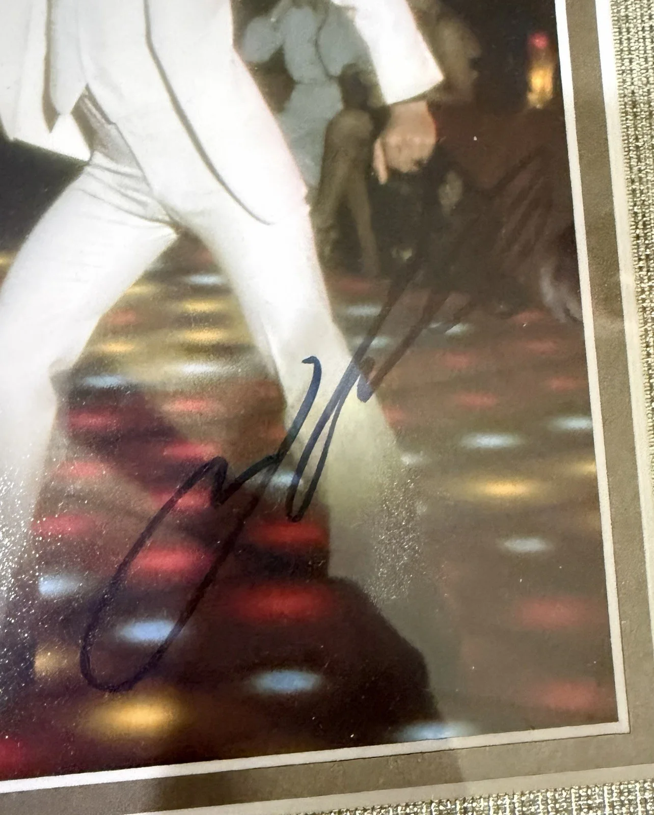 John Travolta — John Travolta Signed Saturday Night Fever Photo Framed Bee Gee Beckett Authentic, изображение 2