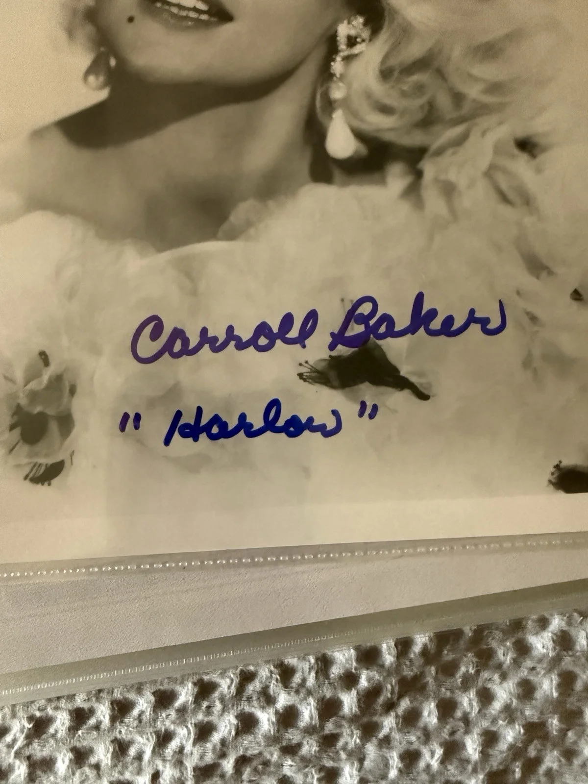 Carroll Baker — CARROLL BAKER Autograph Signed 8X10 B&W Photo As HARLOW 1965 w/ COA and Stamp, изображение 2