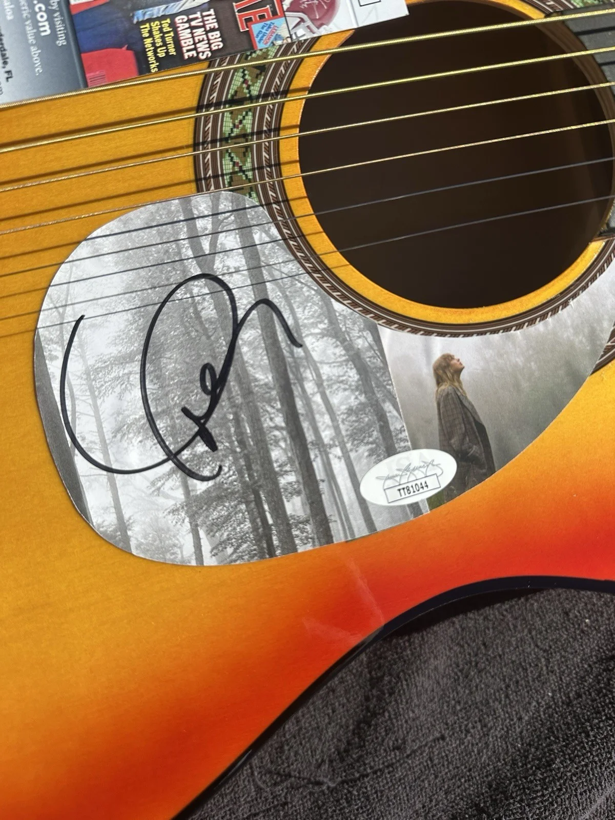 🚨TAYLOR SWIFT Signed FULL SIZE Acoustic Guitar Country Red Orange JSA CERT 🎁❤️, изображение 4