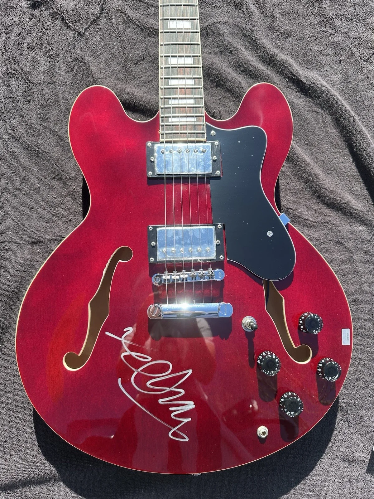 MICHAEL J FOX — MICHAEL J FOX SIGNED BACK TO THE FUTURE EPIPHONE GUITAR 335 Celebrity Authentics, image 2