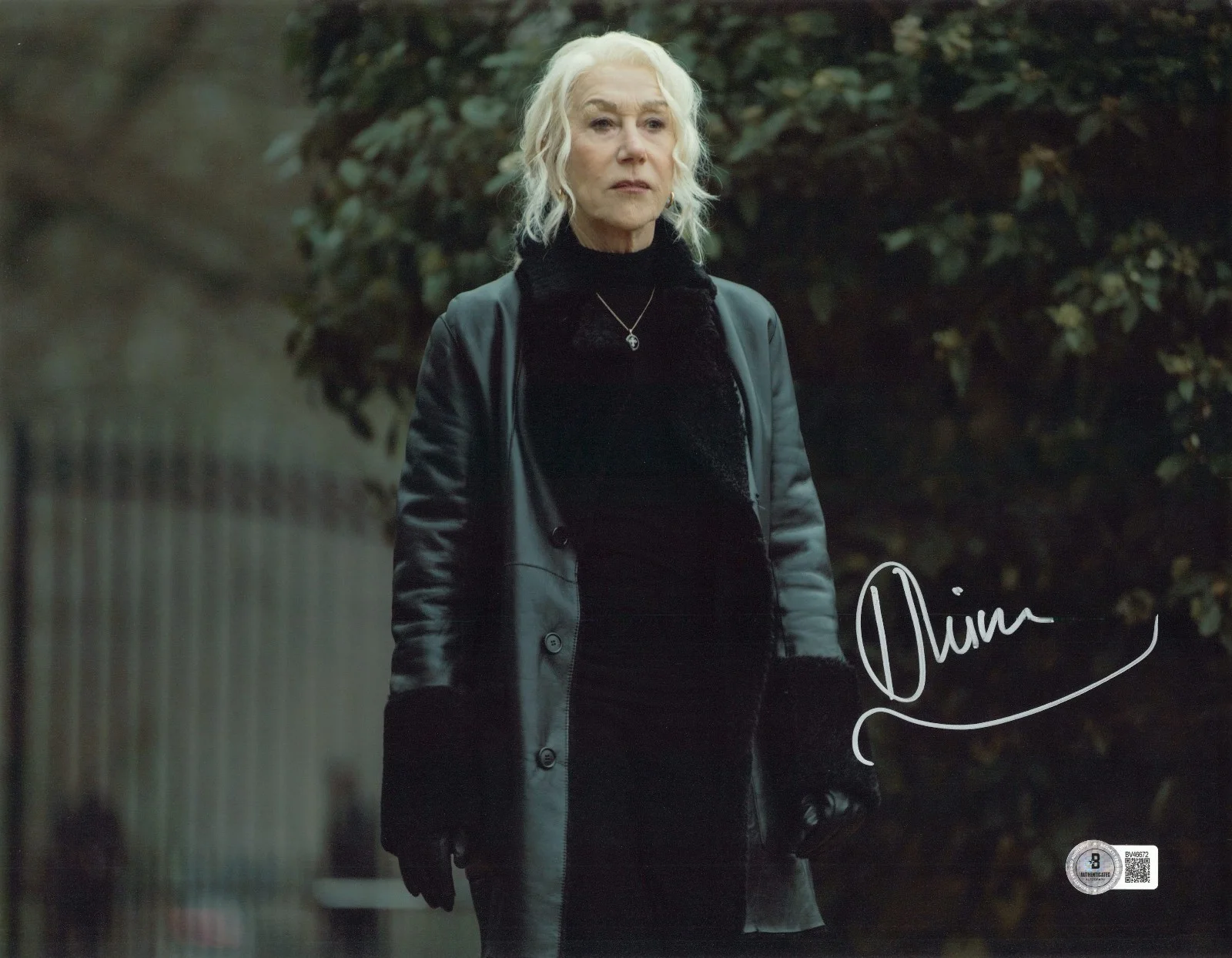 HELEN MIRREN — HELEN MIRREN SIGNED AUTOGRAPH MOB LAND 11x14 PHOTO BECKETT BAS