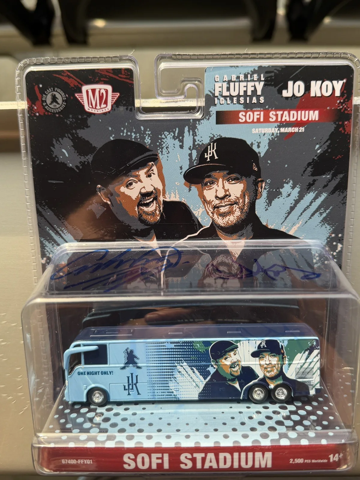 2026 Jo koy Gabriel Iglesias Fluffy Signed Sofi Stadium Exclusive Die-cast Bus, изображение 3