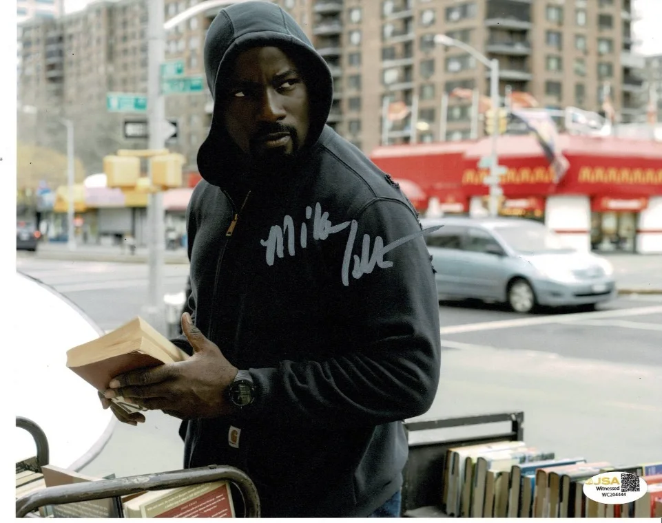 MIKE COLTER — MIKE COLTER as LUKE CAGE 8X10 PHOTO "THE DEFENDERS" JSA WITNESSED