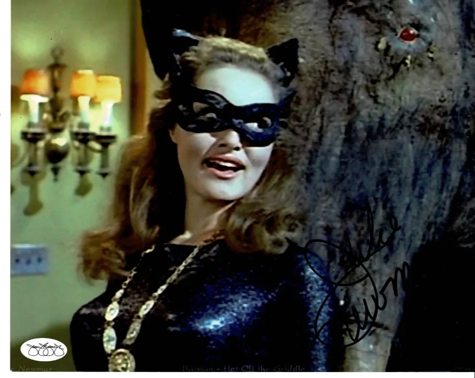 JULIE NEWMAR — JULIE NEWMAR VERY SEXY SIGNED 8X10 PHOTO #5 "CATWOMAN, BATMAN" AUTHENTIC JSA