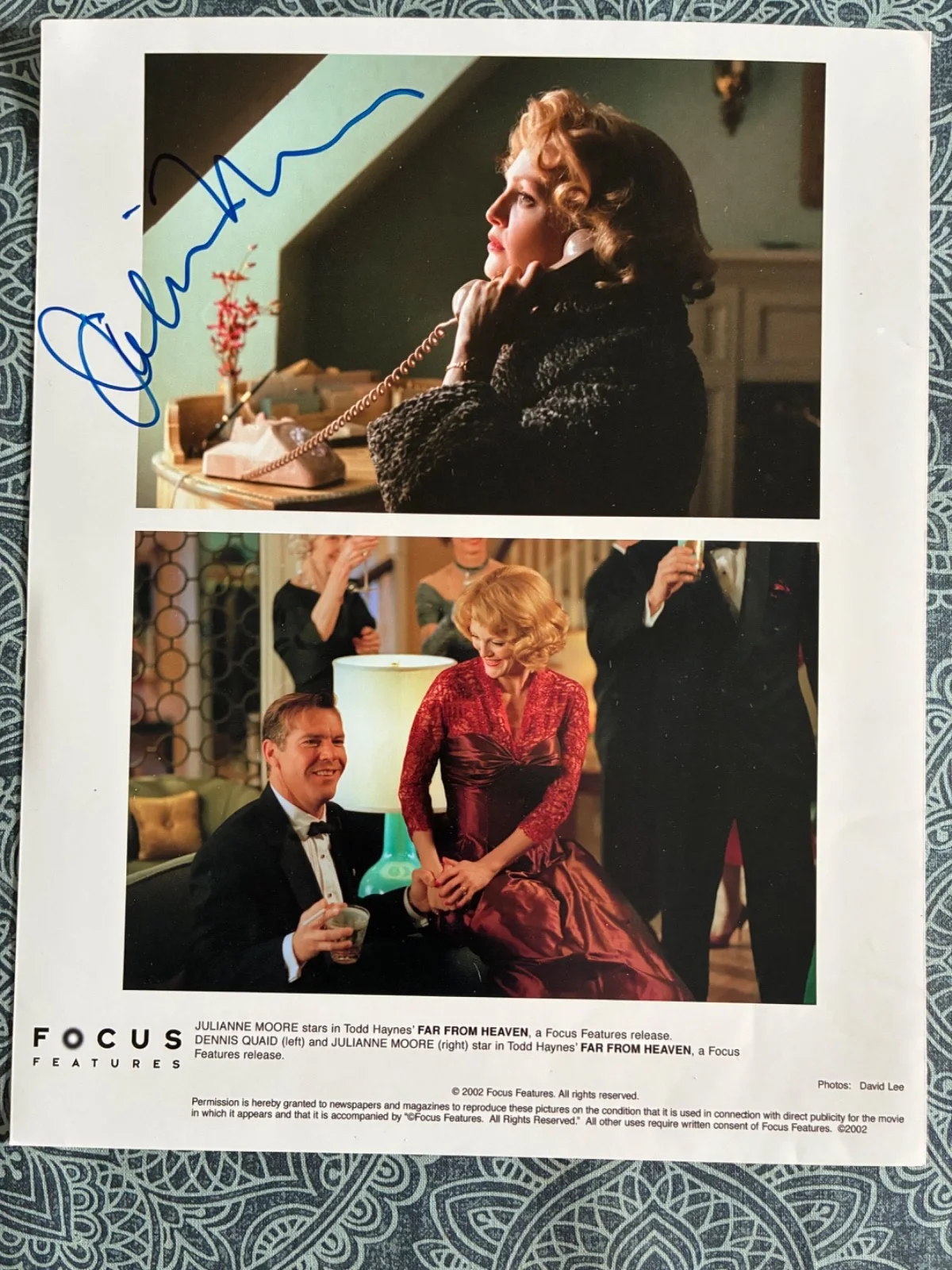 Julianne Moore — JULIANNE MOORE Signed 8x10 Photo - Far From Heaven (2002) - Original Press Kit
