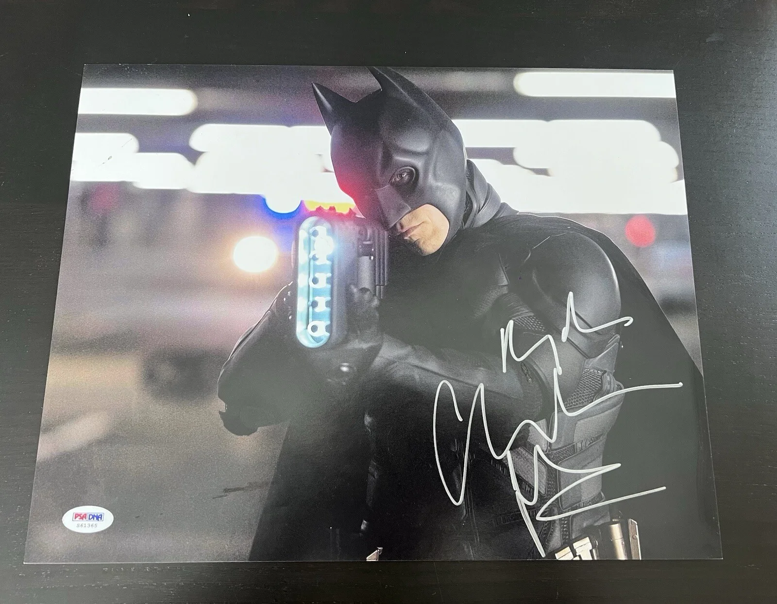 Christian Bale — CHRISTIAN BALE SIGNED BATMAN THE DARK KNIGHT 16x20 PHOTO BECKETT COA, изображение 2