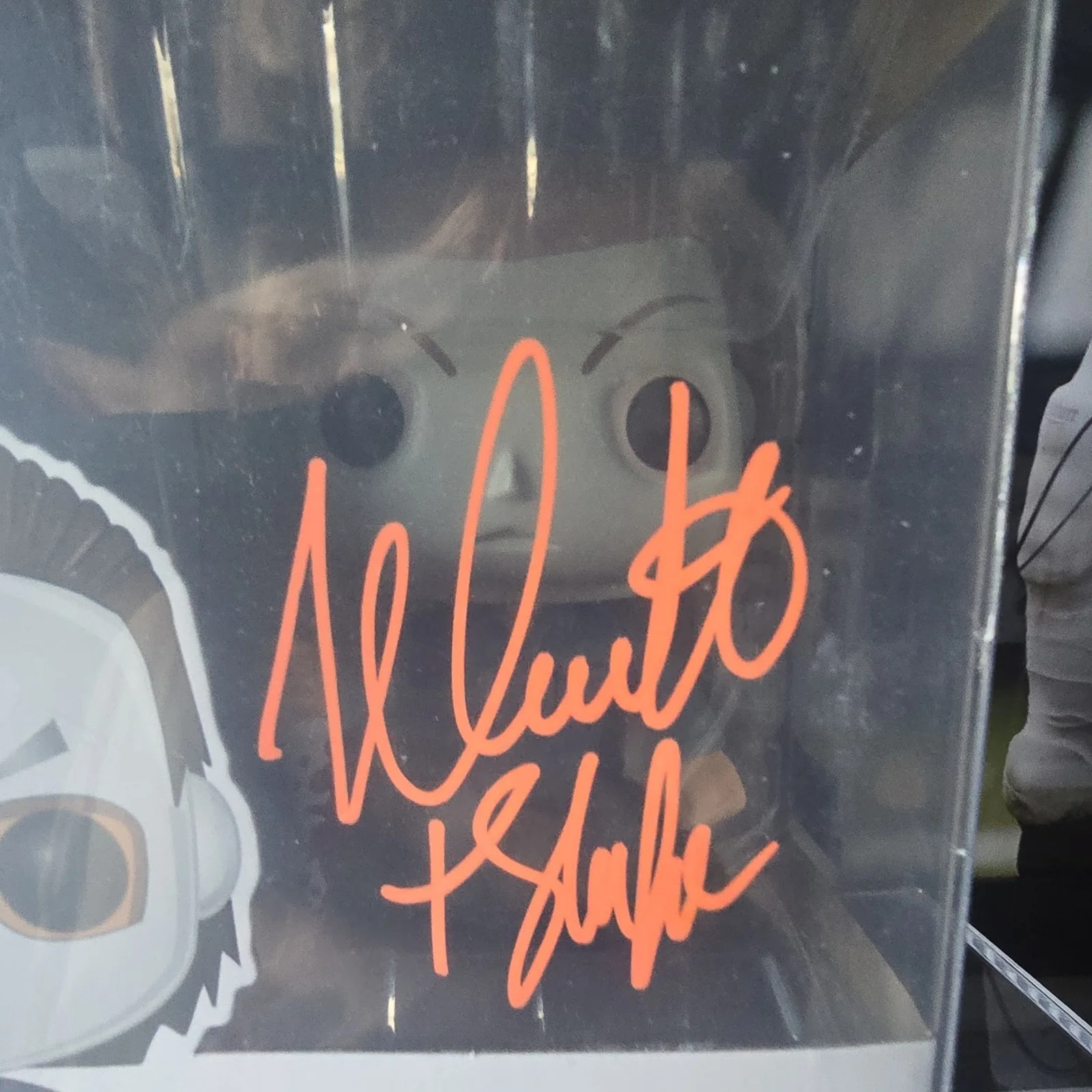 Signature visible, name not clear — Funko Pop! Michael Myers Signed Figure Halloween Autograph PA329619, изображение 4