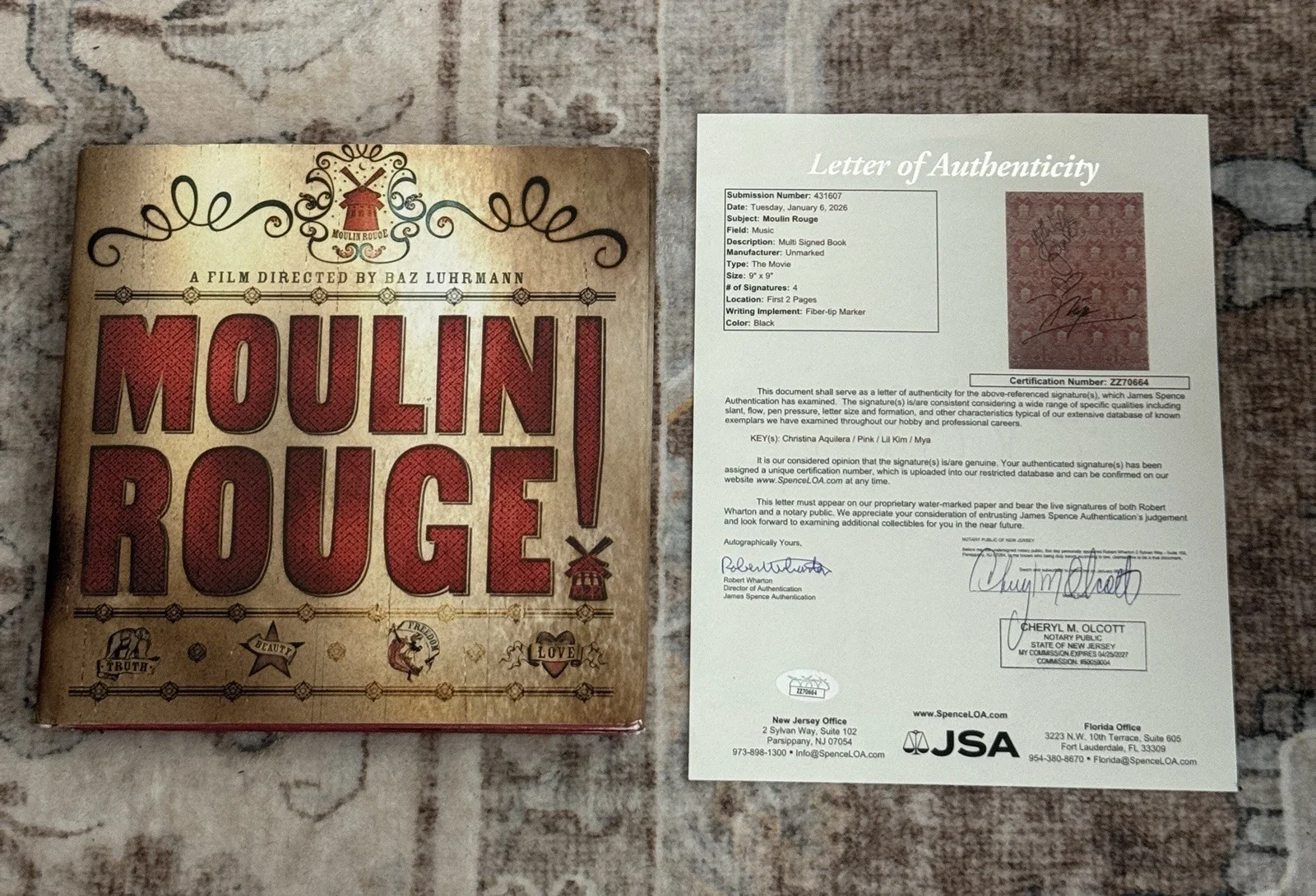 Christina Aguilera Lil Kim Pink Mya Signed Moulin Rouge Book JSA Full LOA Rare, изображение 3