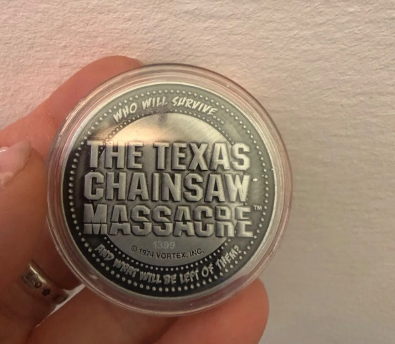 The Texas Chainsaw Massacre Limited Edition Leatherface Coin & Keyring Fanattik, image 2