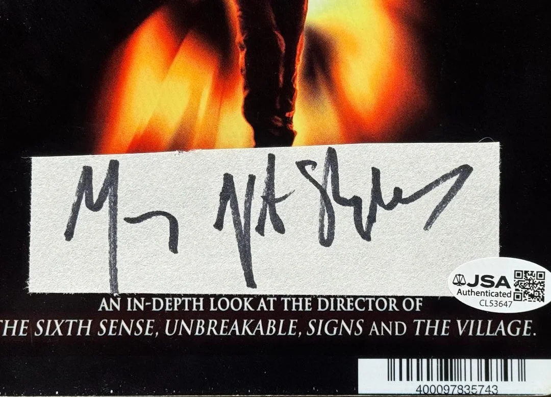 M. NIGHT SHYAMALAN — M. NIGHT SHYAMALAN Signed "The Buried Secret of" 5.5x8 DVD Cover Card JSA COA, изображение 2