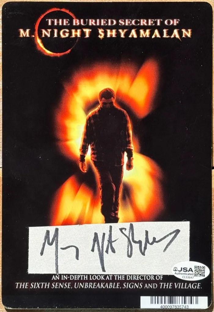 M. NIGHT SHYAMALAN — M. NIGHT SHYAMALAN Signed "The Buried Secret of" 5.5x8 DVD Cover Card JSA COA, изображение 3