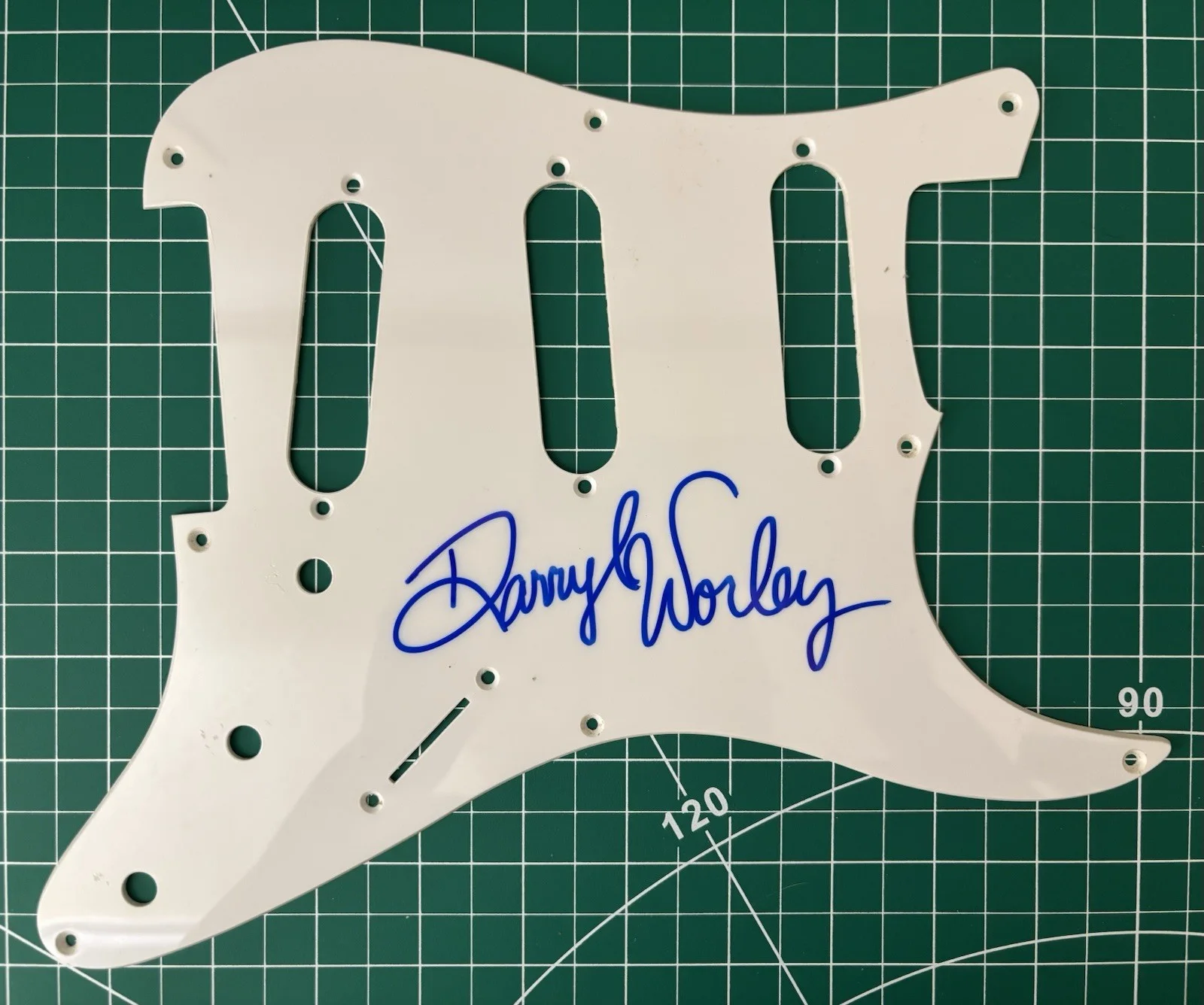 DARRYL WORLEY — DARRYL WORLEY HAND SIGNED STRATACASTER PICKGUARD --COUNTRY SINGER SONGWRITER, image 3