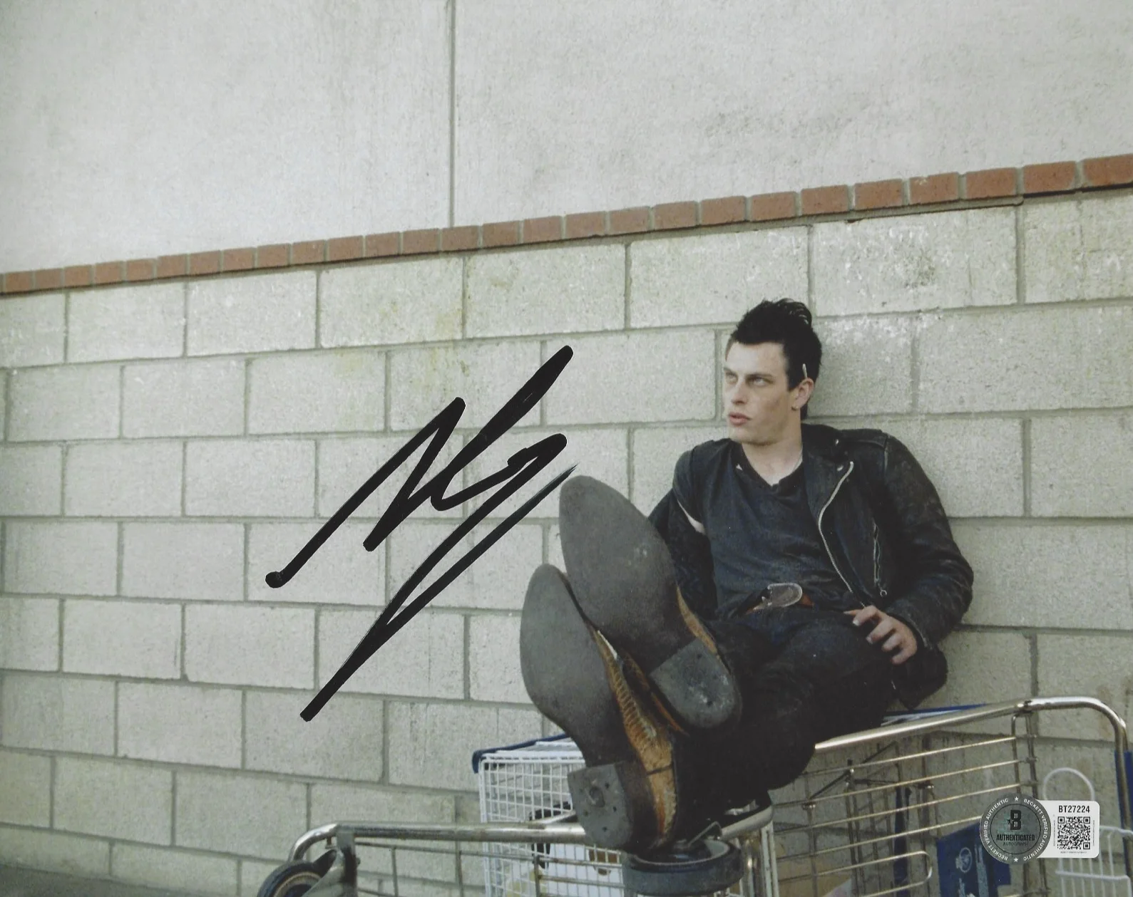 NOAH SEGAN SIGNED 'BRICK' 8x10 MOVIE PHOTO ACTOR AUTOGRAPH BECKETT BAS COA, image 2