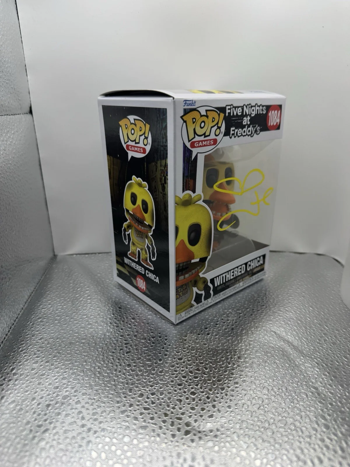Megan Fox — MEGAN FOX SIGNED FIVE NIGHTS AT FREDDYS WITHERED CHICA FUNKO POP BECKETT BAS, изображение 2