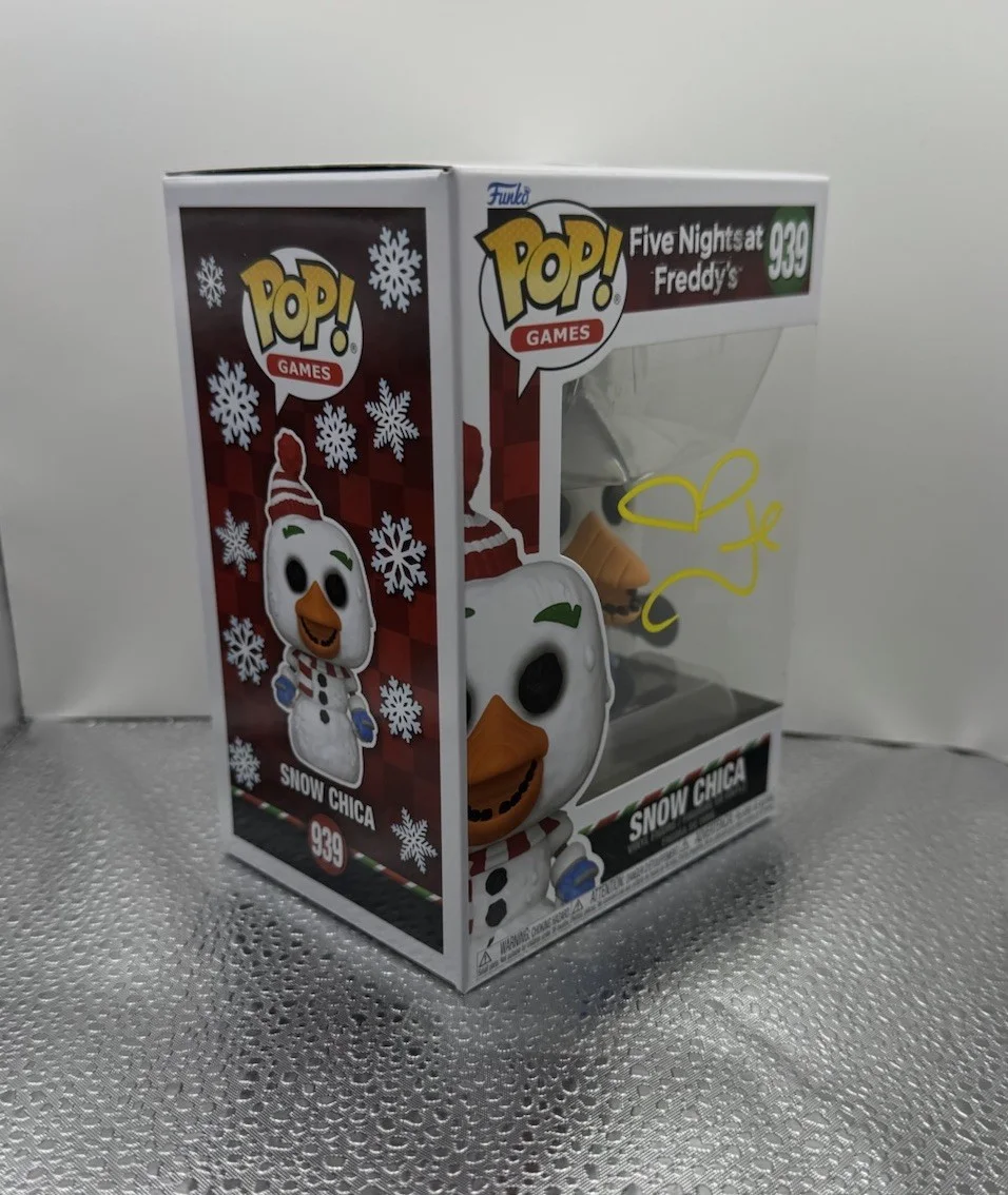 Megan Fox — MEGAN FOX SIGNED FIVE NIGHTS AT FREDDYS SNOW CHICA FUNKO POP BECKETT BAS, изображение 2