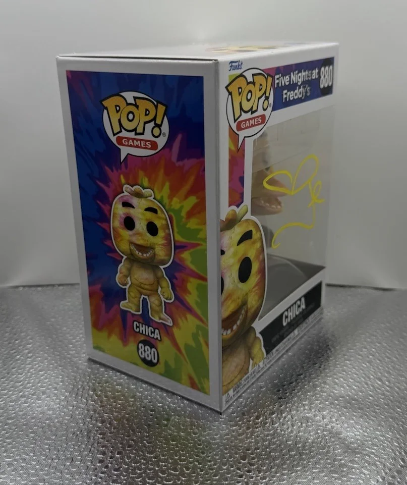 Megan Fox — MEGAN FOX SIGNED FIVE NIGHTS AT FREDDYS CHICA FUNKO POP BECKETT BAS 2, изображение 2