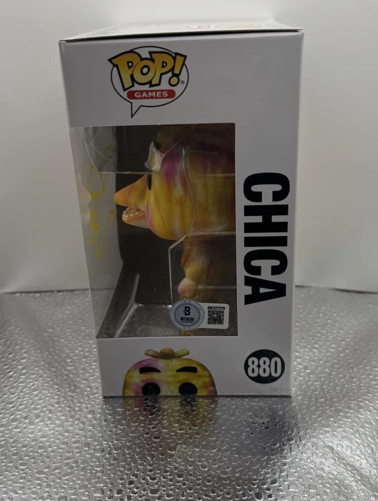 Megan Fox — MEGAN FOX SIGNED FIVE NIGHTS AT FREDDYS CHICA FUNKO POP BECKETT BAS 2, изображение 4