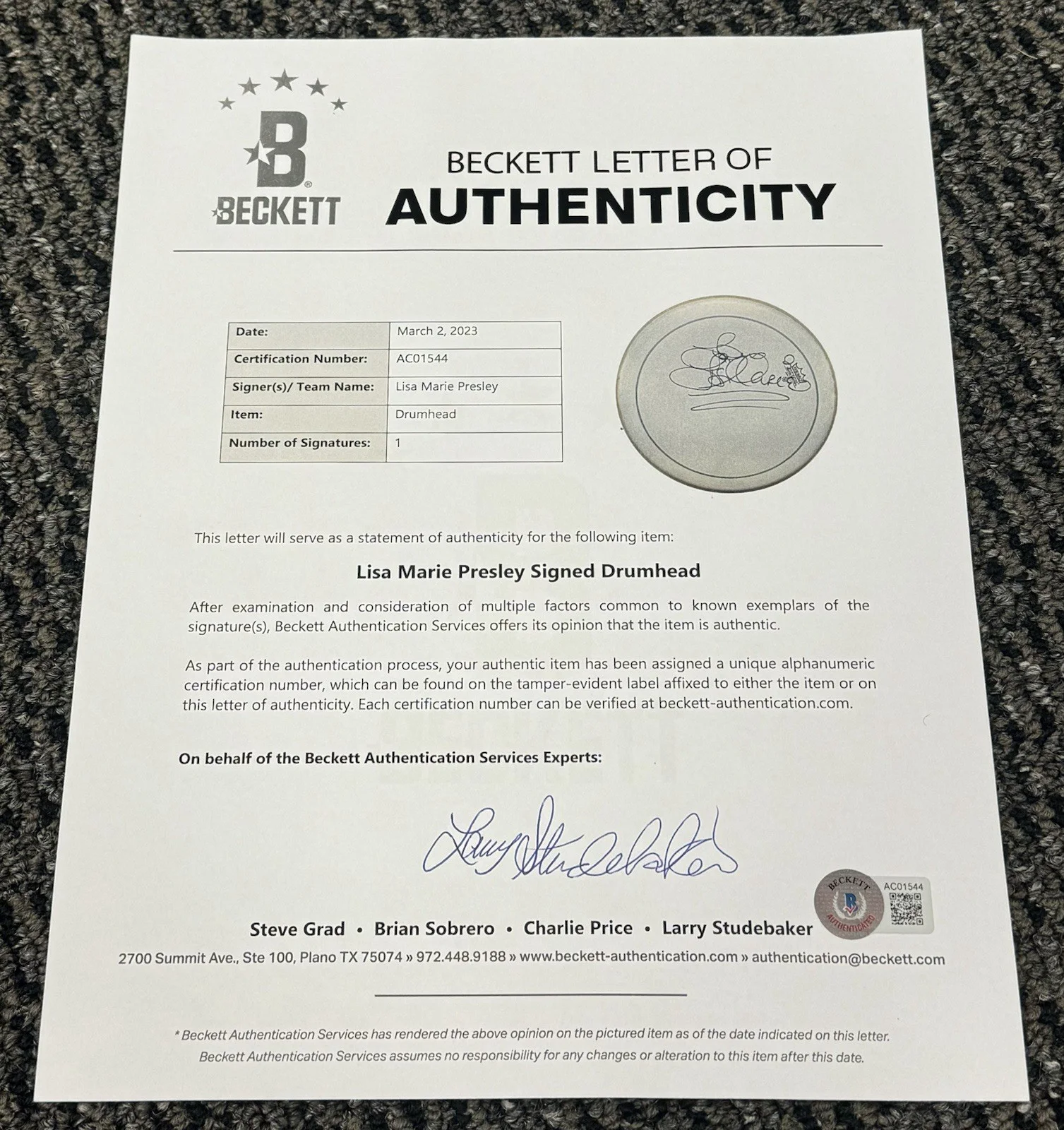 Lisa Marie Presley Signed Autograph Remo Drumhead Beckett LOA Elvis Daughter, изображение 3