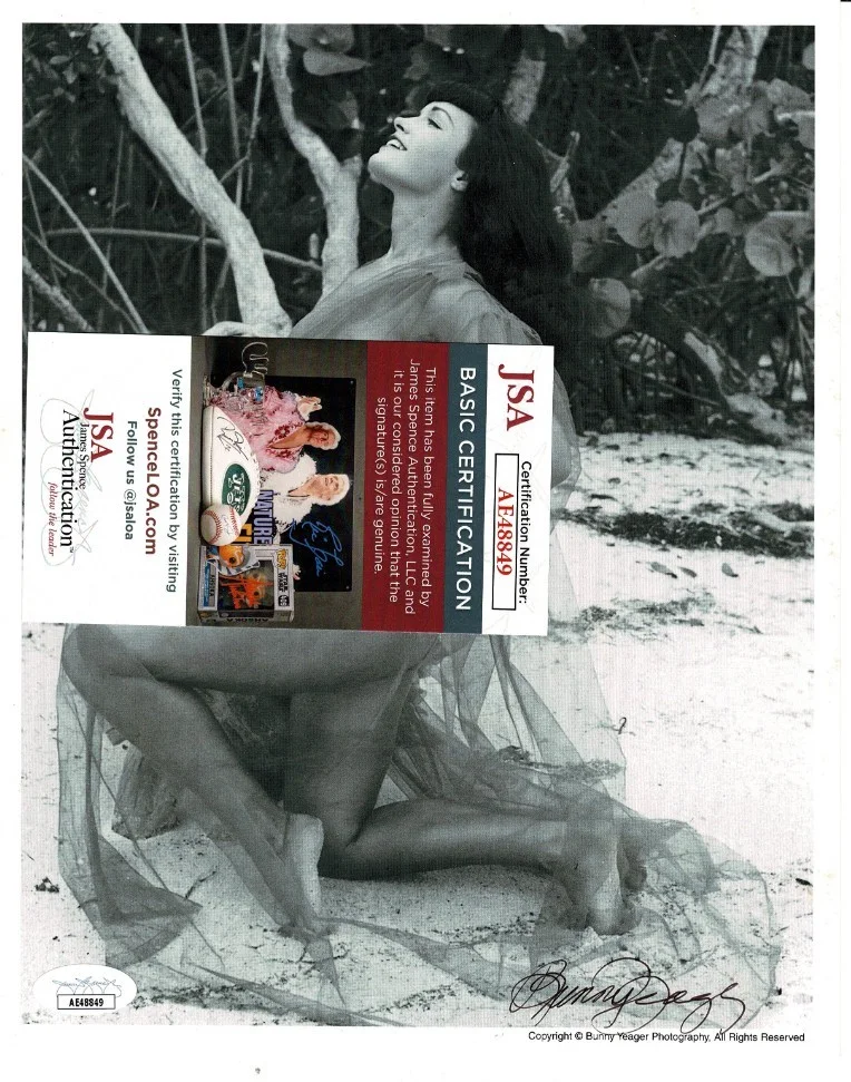 BUNNY YEAGER — BUNNY YEAGER SIGNED 8X10 "BETTIE BETTY PAGE PHOTO" TEASERAMA JSA COA, image 2