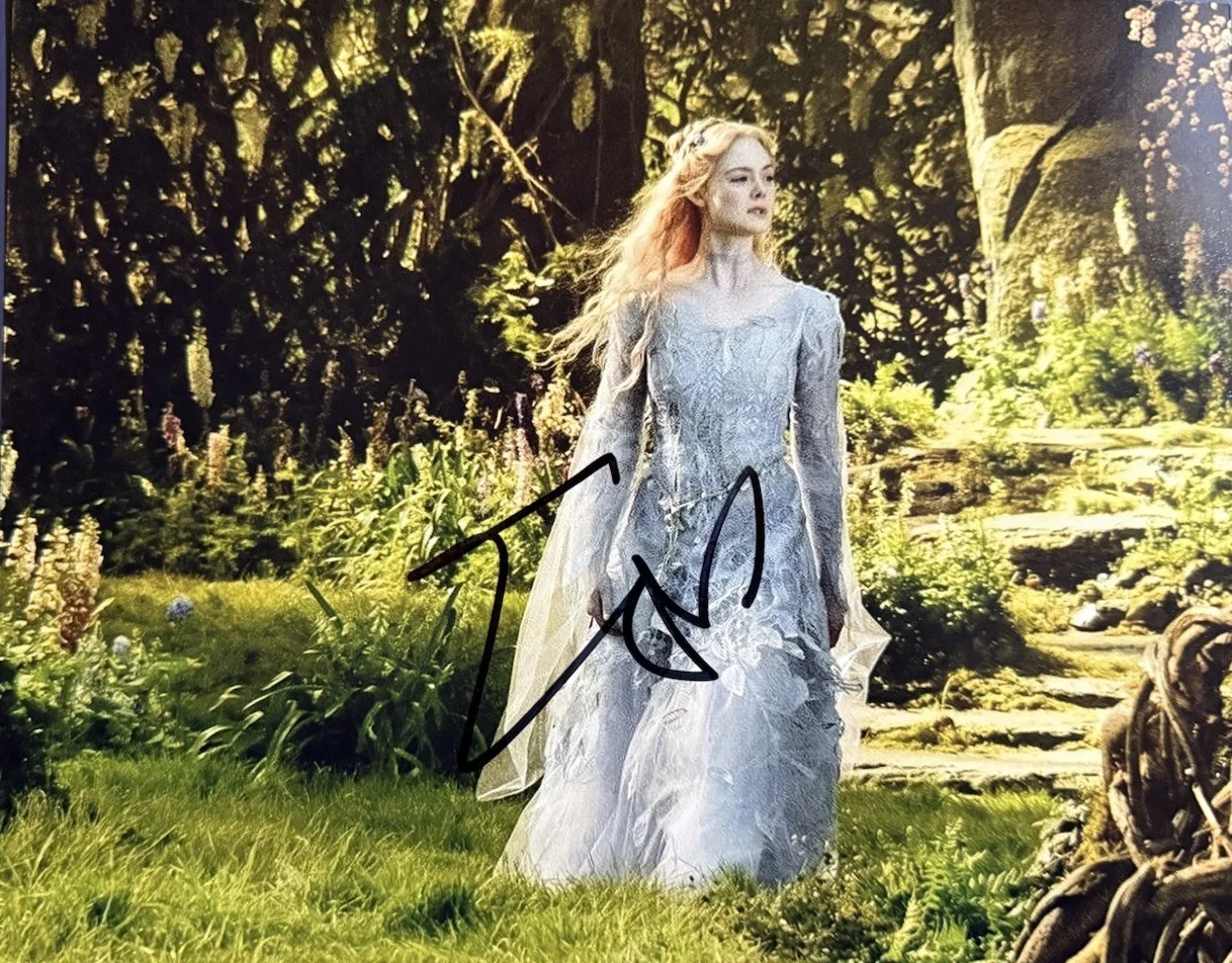 Elle Fanning — ELLE FANNING SIGNED 8x10 PHOTO MALEFICENT ACTRESS AUTOGRAPH AUTHENTIC COA