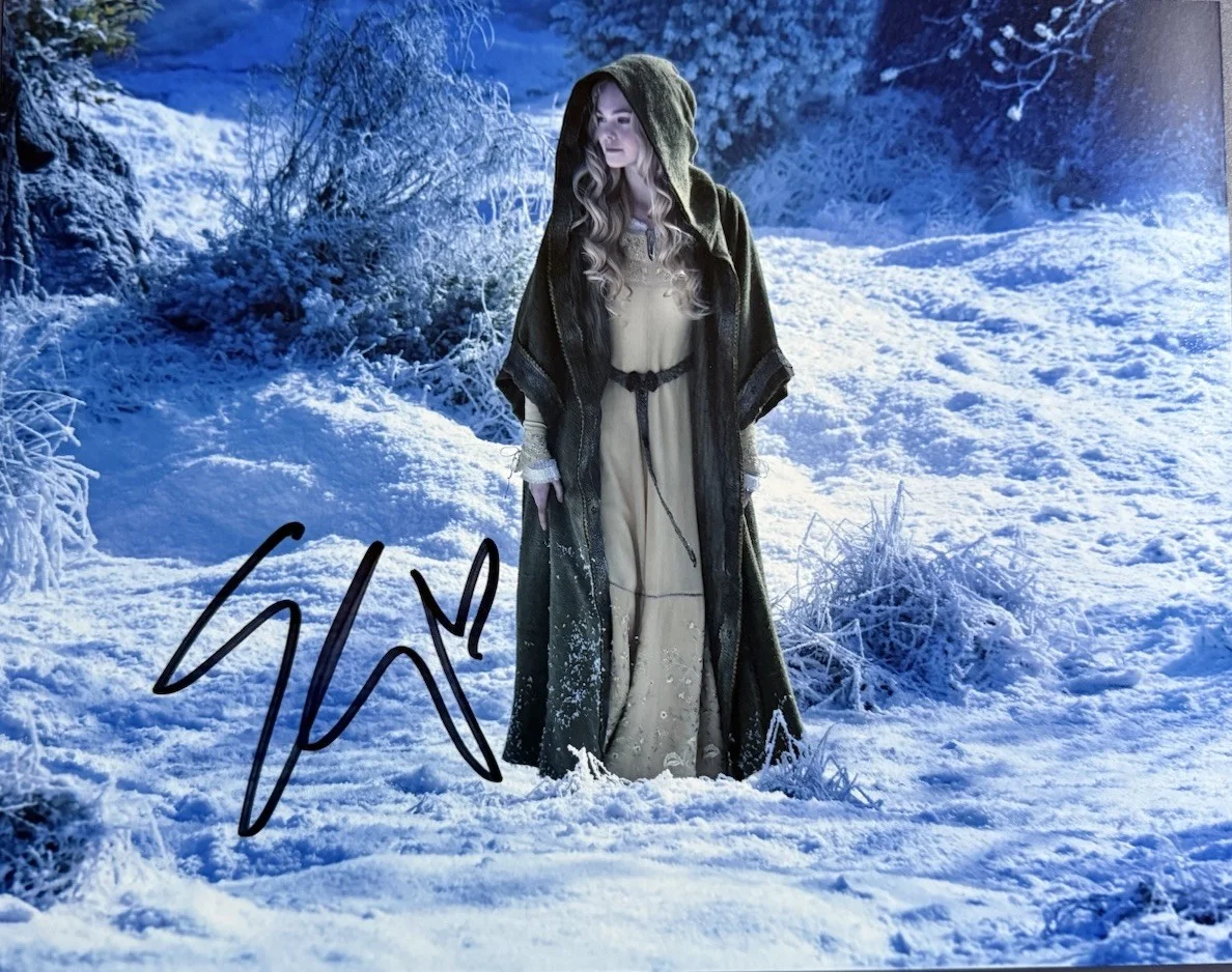 Elle Fanning — ELLE FANNING SIGNED 8x10 PHOTO MALEFICENT ACTRESS AUTOGRAPH AUTHENTIC COA