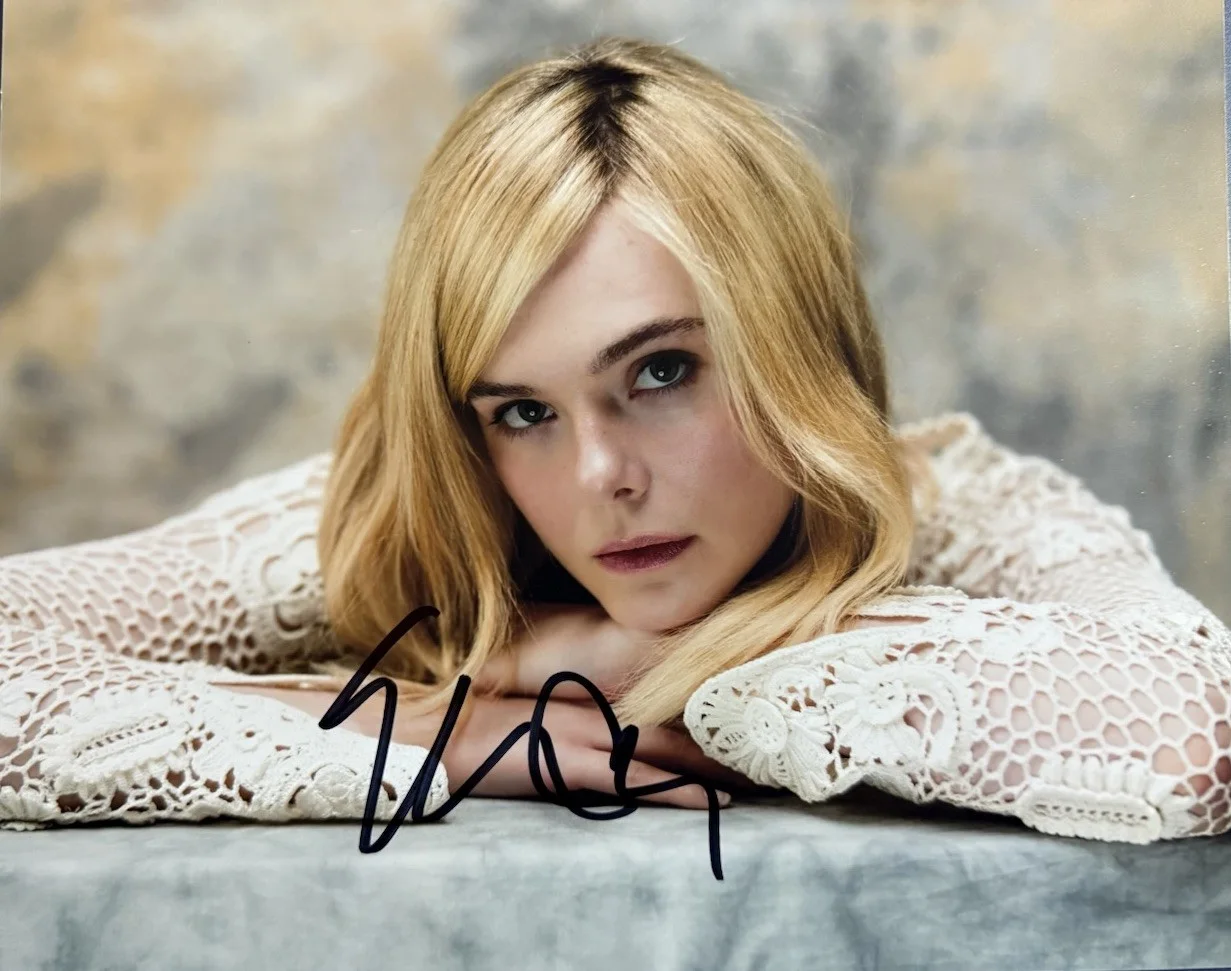 Elle Fanning — ELLE FANNING SIGNED 8x10 PHOTO MOVIE ACTRESS AUTOGRAPH AUTHENTIC COA