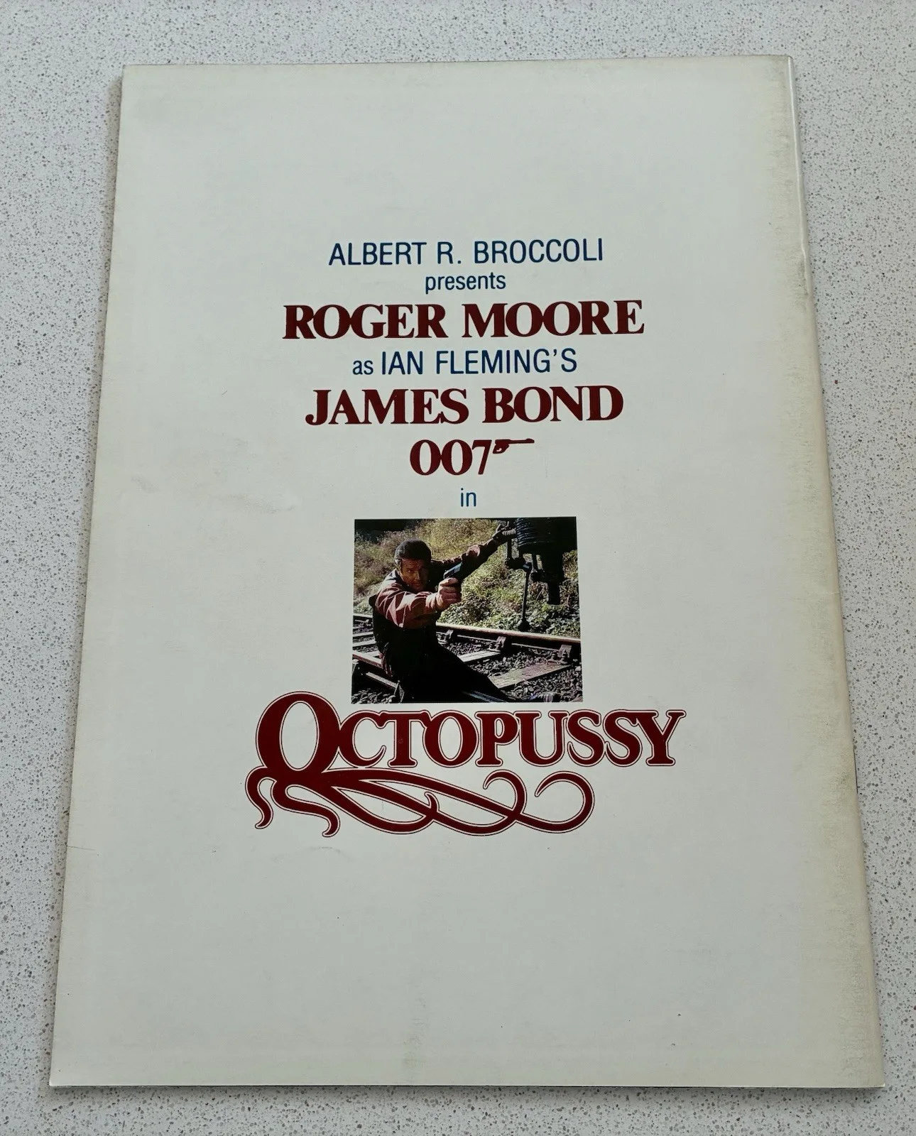OCTOPUSSY - OFFICIAL JAPANESE CINEMA PROGRAMME JAMES BOND 007 GIRLS ROGER MOORE, image 2