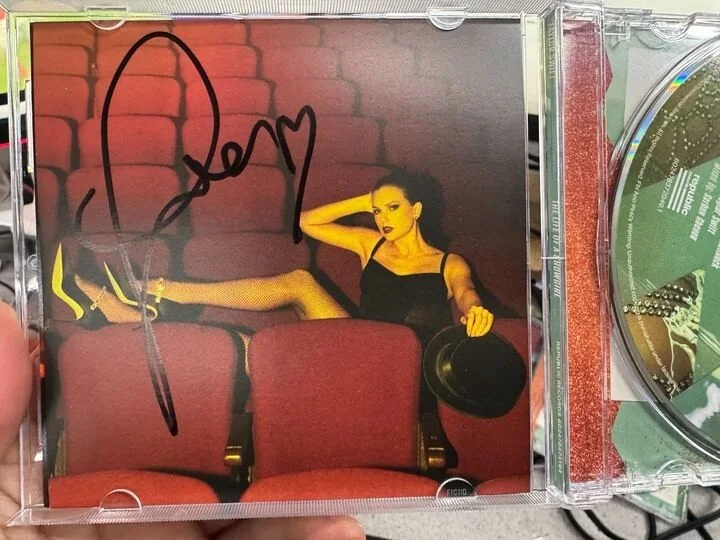 *RARE* LONG SIGNATURE Taylor Swift The Life Of A Showgirl SIGNED CD Photo 4 Open, изображение 2