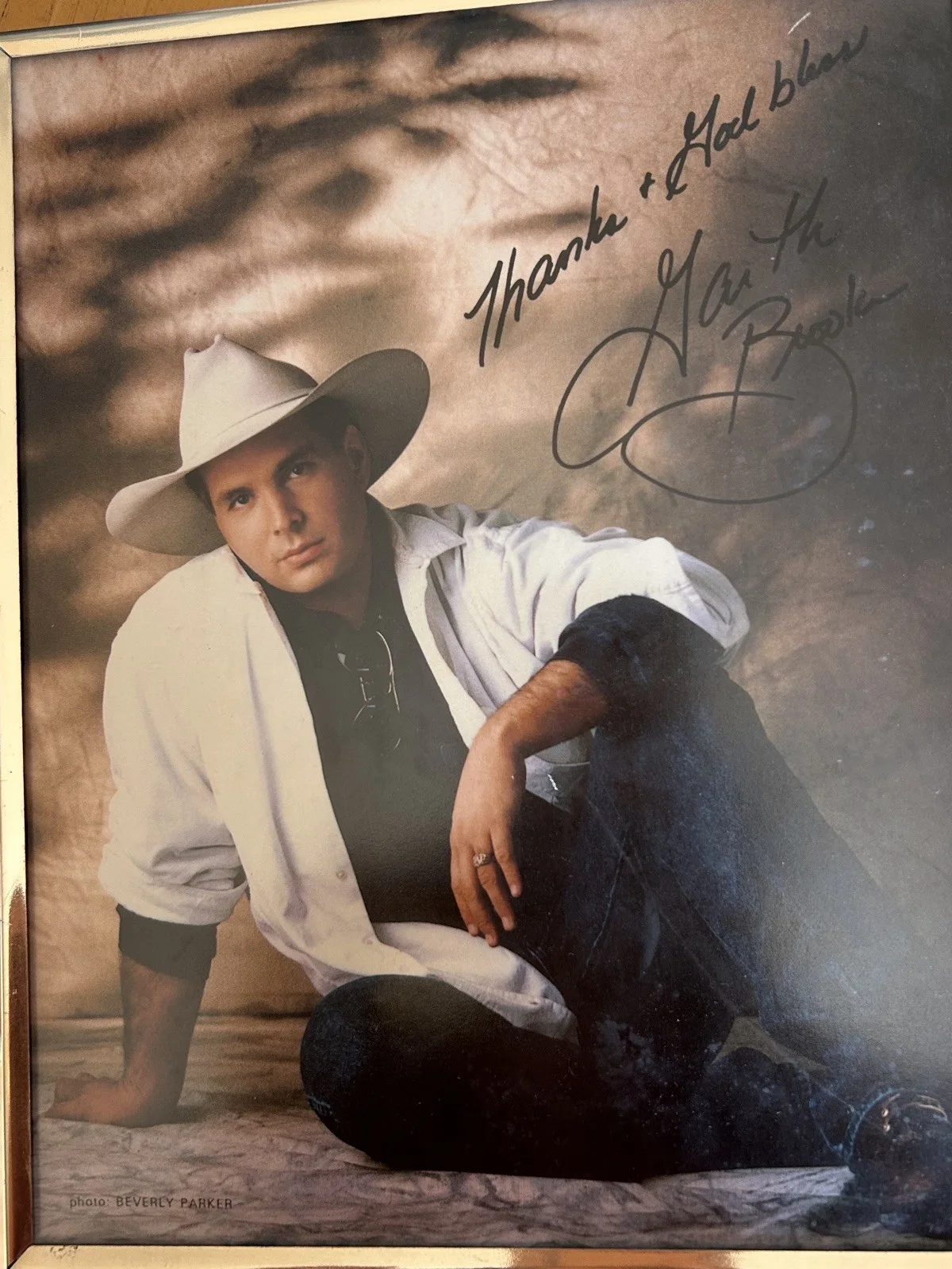 Garth Brooks — GARTH BROOKS SIGNED AUTOGRAPH 8X10 PHOTO - FULL SIGNATURE, COUNTRY LEGEND