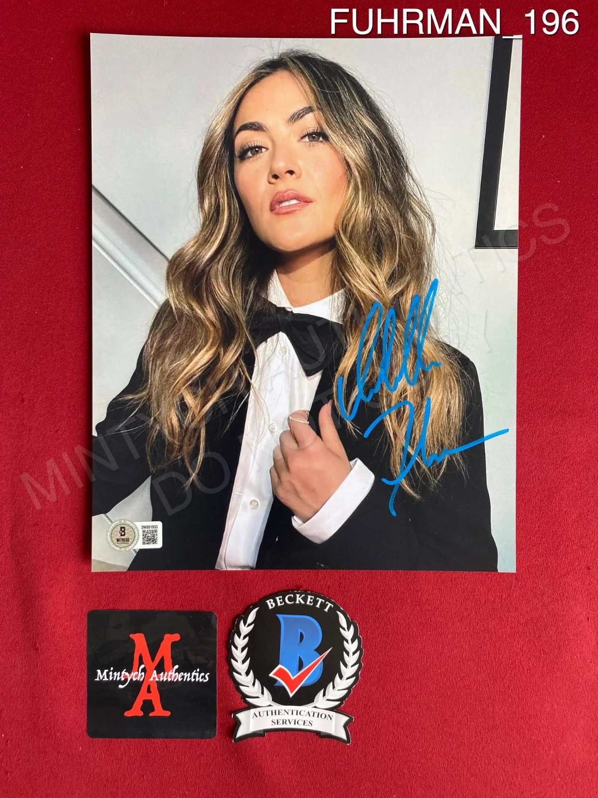 Isabelle Fuhrman — Isabelle Fuhrman autographed signed 8x10 photo model pose Beckett COA