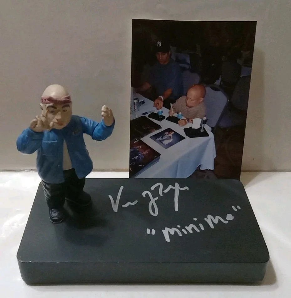 VERN TROYER — VERN TROYER SIGNED MINI ME ACTION FIGURE ON BASE AUSTIN POWERS MOVIE ORIGINAL