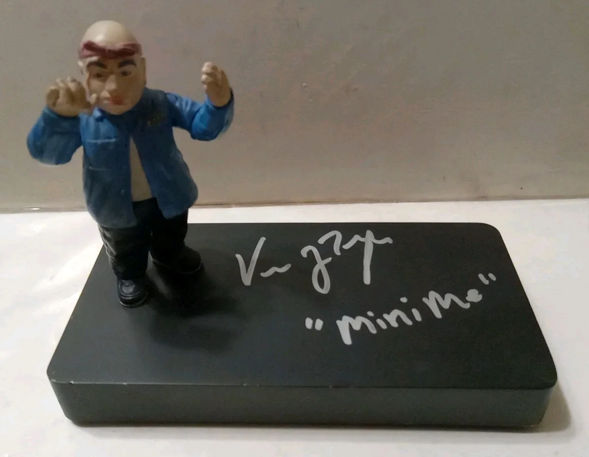 VERN TROYER — VERN TROYER SIGNED MINI ME ACTION FIGURE ON BASE AUSTIN POWERS MOVIE ORIGINAL, изображение 2