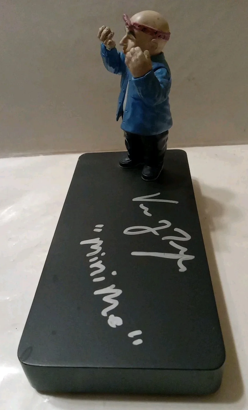 VERN TROYER — VERN TROYER SIGNED MINI ME ACTION FIGURE ON BASE AUSTIN POWERS MOVIE ORIGINAL, изображение 3