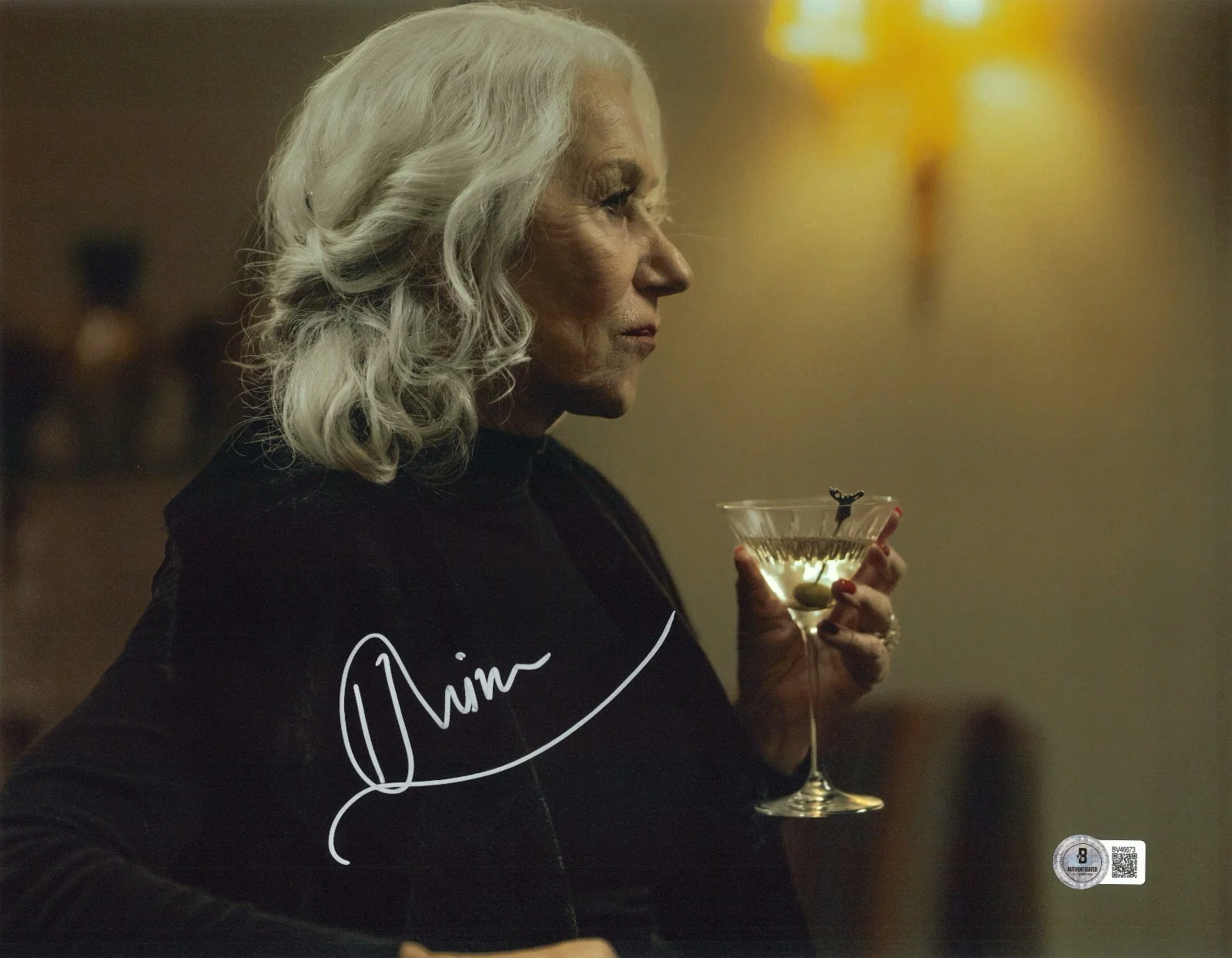 HELEN MIRREN — HELEN MIRREN SIGNED AUTOGRAPH MOB LAND 11x14 PHOTO BECKETT BAS