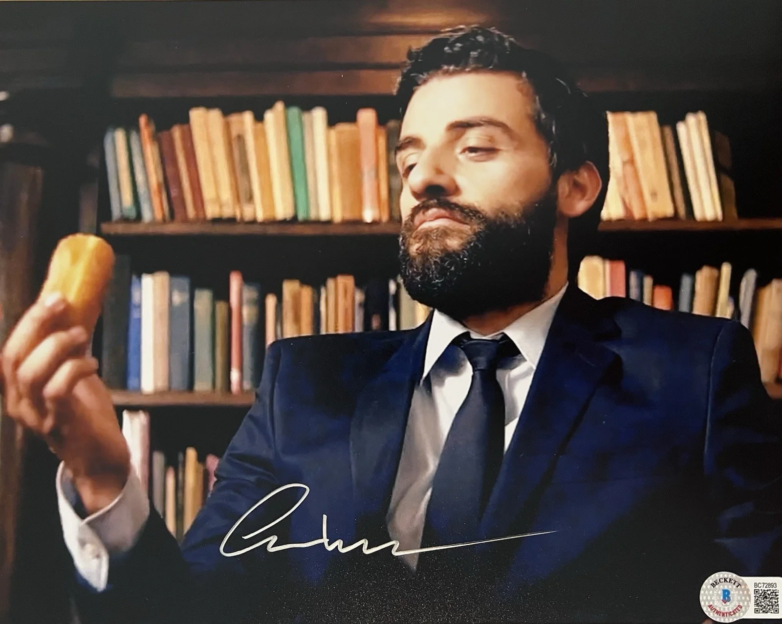 Oscar Isaac — Oscar Isaac signed photo With COA Star Wars The Force Awakens