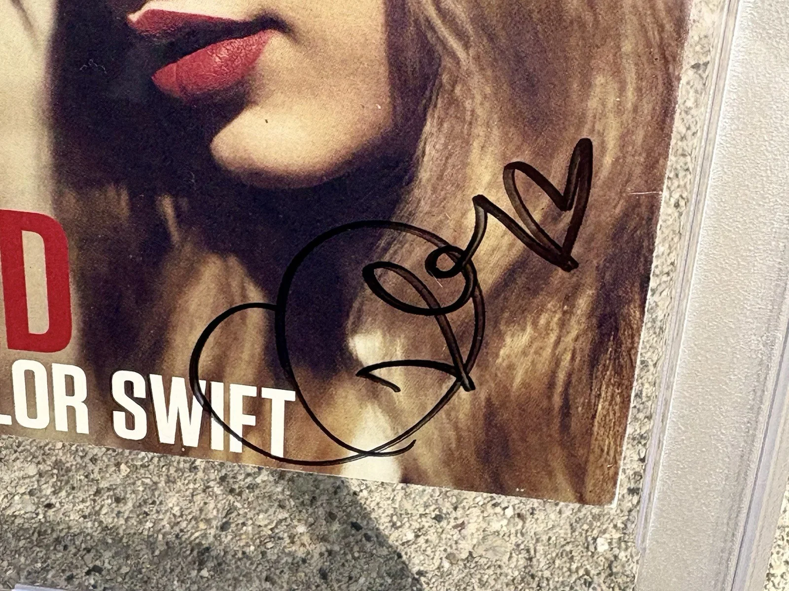 TAYLOR SWIFT SIGNED PSA/DNA Auto Slabbed RED CD, image 2