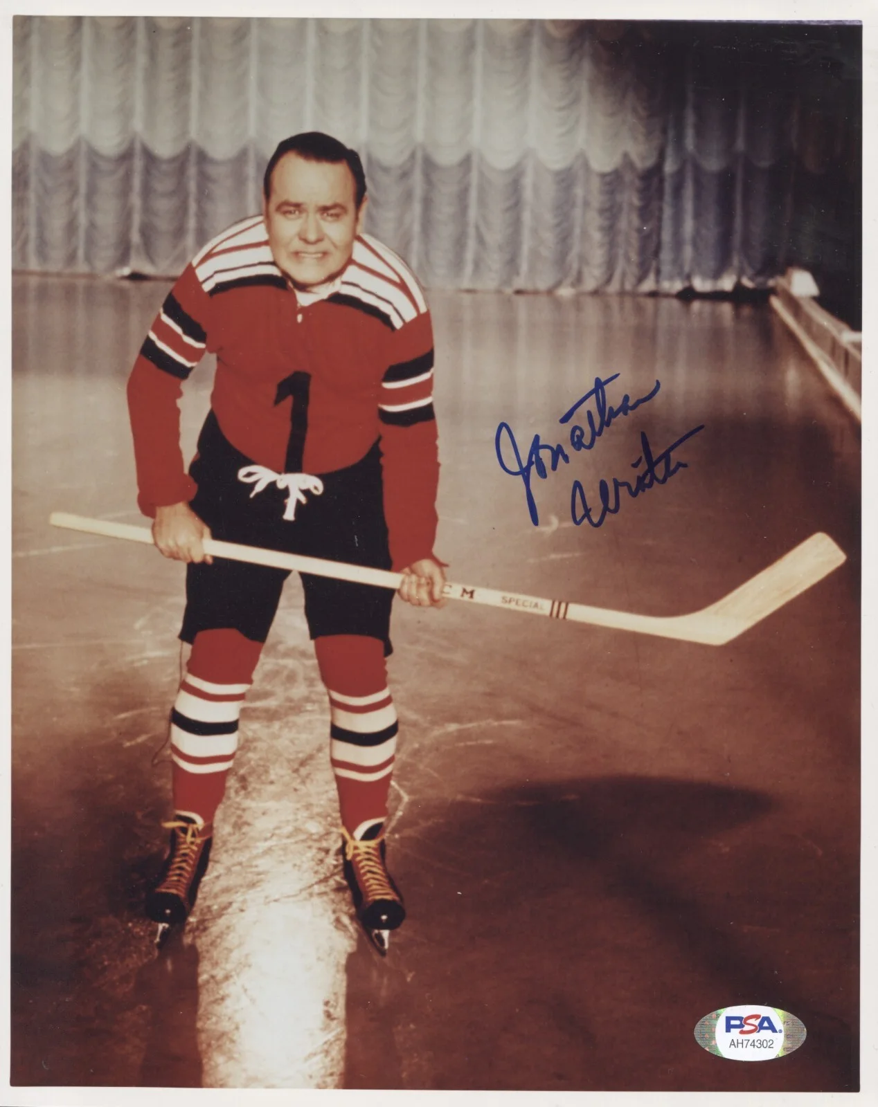 Jonathan Winters — JONATHAN WINTERS SIGNED 8X10 PHOTO LEGENDARY COMEDIAN ACTOR HOCKEY POSE PSA COA