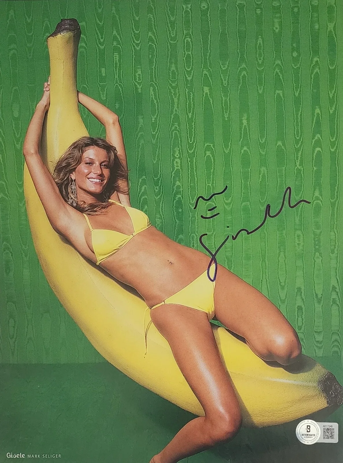Gisele Bundchen — GISELE BUNDCHEN SIGNED LARGE BOOK PAGE PHOTO SUPERMODEL W/BANANA BECKETT BAS COA