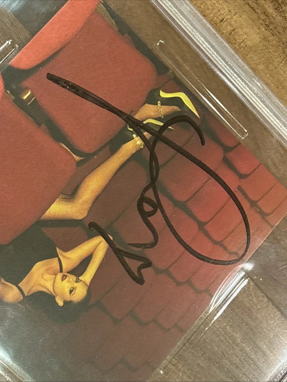 Taylor Swift — Taylor Swift Signed Heart The Life of a Showgirl CD Cover PSA Encased Authentic, изображение 3