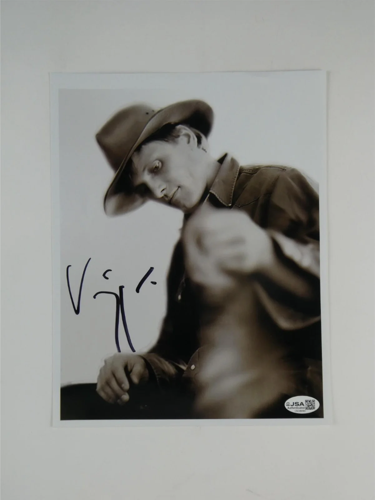 Viggo Mortensen — Viggo Mortensen Signed 8x10 Photo Autographed JSA COA, image 2