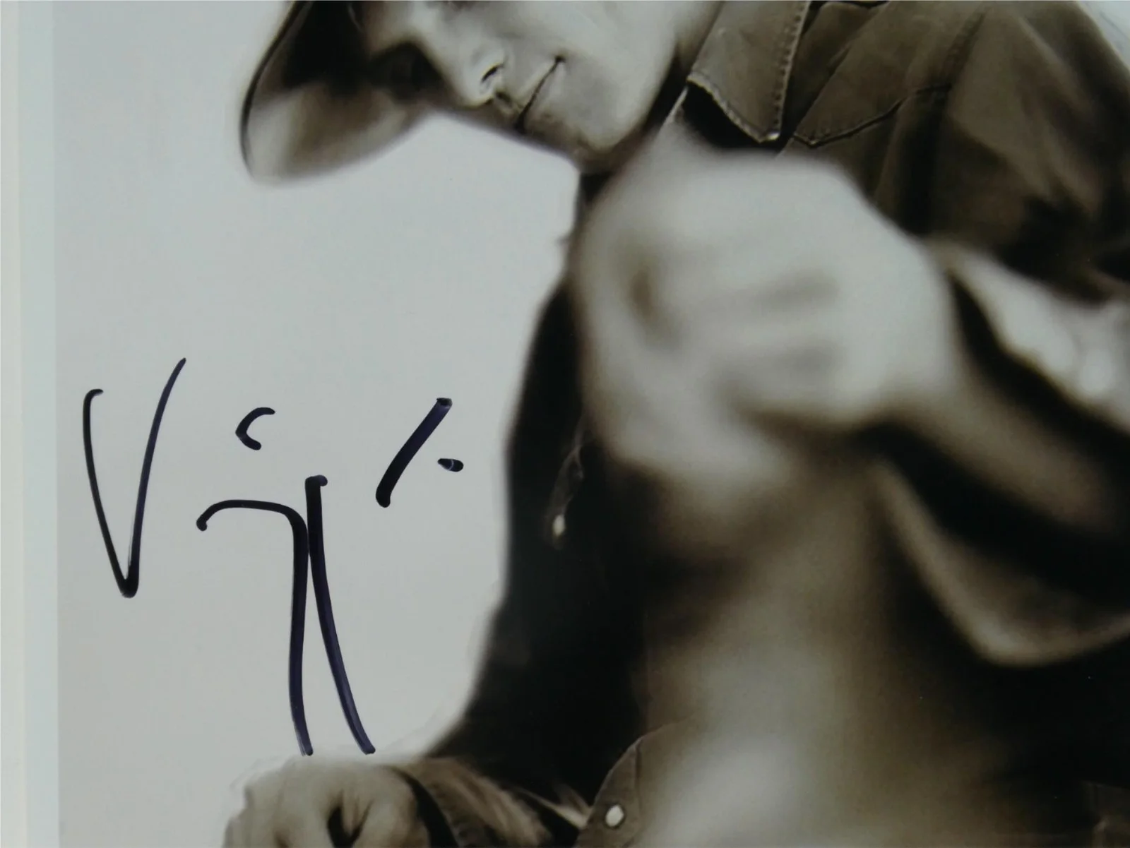 Viggo Mortensen — Viggo Mortensen Signed 8x10 Photo Autographed JSA COA, image 3